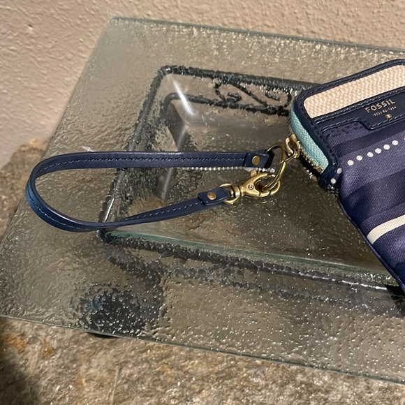 Fossil wristlet, phone holder, and credit cards - Picture 5 of 5